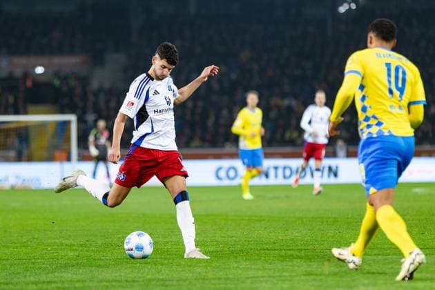 Soccer I Men I Season 2024 2025 I 2 Bundesliga I Matchday 12 I Eintracht Braunschweig Hamburger SV I 08 11 2024 Daniel Elfadli 8, Hamburger SV crosses the ball Braunschweig Eintracht Stadion Niedersachsen Germany Copyright: xLobecax xHenningxRohlfsx