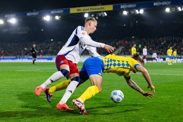 Soccer I Men I Season 2024 2025 I 2 Bundesliga I Matchday 12 I Eintracht Braunschweig Hamburger SV I 08 11 2024 Adam Karabec 17, Hamburger SV fouls Kevin Ehlers 21, Eintracht Braunschweig Braunschweig Eintracht Stadion Niedersachsen Germany Copyright: xLobecax xHenningxRohlfsx