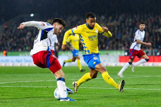 Soccer I Men I Season 2024 2025 I 2 Bundesliga I Matchday 12 I Eintracht Braunschweig Hamburger SV I 08 11 2024 Noah Katterbach 33, Hamburger SV dribbles Leon Bell Bell 19, Eintracht Braunschweig from Braunschweig Eintracht Stadion Niedersachsen Germany Copyright: xLobecax xHenningxRohlfsx