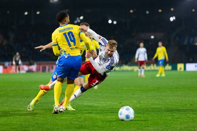 Soccer I Men I Season 2024 2025 I 2 Bundesliga I Matchday 12 I Eintracht Braunschweig Hamburger SV I 08 11 2024 Adam Karabec 17, Hamburger SV is fouled by Leon Bell Bell 19, Eintracht Braunschweig Eintracht Stadion Niedersachsen Germany Copyright: xLobecax xHenningxRohlfsx