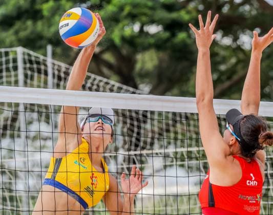 (241109) -- LAGUNA PROVINCE, Nov. 9, 2024 -- Xia Xinyi (L) of China competes against Yan Xu of China during the women s quarterfinals match between Wang Jingzhe Xia Xinyi of China and Yan Xu Zhou Mingli of China at the Asian Volleyball Confederation (AVC) 2024 Asian Senior Beach volleyball, Beachvolleyball Championships in Laguna Province, the Philippines, on Nov. 9, 2024. ) (SP)PHILIPPINES-LAGUNA PROVINCE-AVC 2024 ASIAN SENIOR BEACH VOLLEYBALL CHAMPIONSHIPS ROUELLExUMALI 