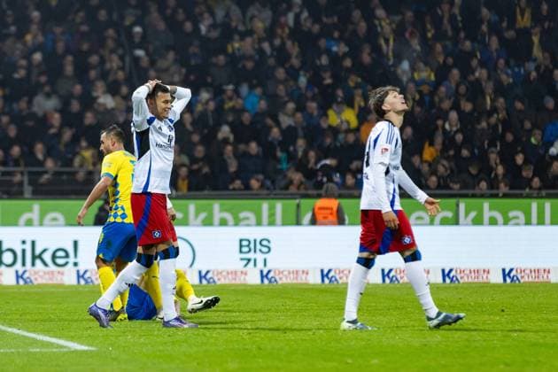 Soccer I Men I Season 2024 2025 I 2 Bundesliga I Matchday 12 I Eintracht Braunschweig Hamburger SV I 08 11 2024 Davie Selke 27, Hamburger SV and Otto Stange 49, Hamburger SV are stunned Braunschweig Eintracht Stadion Niedersachsen Germany Copyright: xLobecax xHenningxRohlfsx