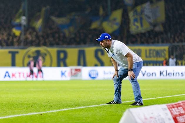 Soccer I Men I Season 2024 2025 I 2 Bundesliga I Matchday 12 I Eintracht Braunschweig Hamburger SV I 08 11 2024 Steffen Baumgart Coach, Hamburger SV tense on the touchline Braunschweig Eintracht Stadion Niedersachsen Germany Copyright: xLobecax xHenningxRohlfsx