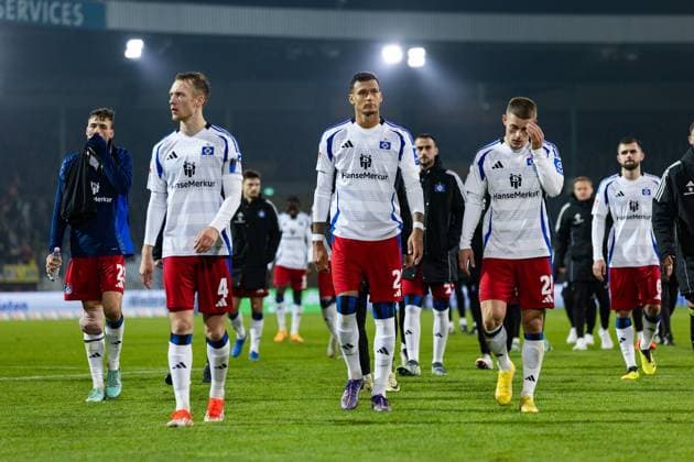 Soccer I Men I Season 2024 2025 I 2 Bundesliga I Matchday 12 I Eintracht Braunschweig Hamburger SV I 08 11 2024 Sebastian Schonlau 4, Hamburger SV , Davie Selke 27, Hamburger SV and Miro Muheim 28, Hamburger SV go to the fans Braunschweig Eintracht Stadion Niedersachsen Germany Copyright: xLobecax xHenningxRohlfsx