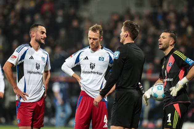 f l Lucas Perrin Hamburger SV,24 , Sebastian Schonlau Hamburger SV,4 , Referee Daniel Siebert, Goalkeeper Daniel Heuer Fernandes Hamburger SV,1 2 Soccer Bundesliga Season 2024 2025 Eintracht Braunschweig vs Hamburger SV at Eintracht Stadium in Braunschweig Action,Soccer,Man,Men,Germany,08 11 2024