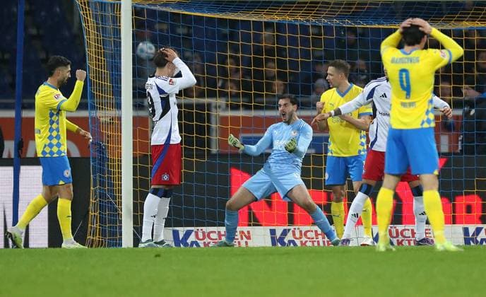 Braunschweig vs HSV, 2 BL Braunschweig, 08 11 2024, FUßBALL Eintracht Braunschweig vs Hamburger SV, 2 BL, Season 2024 25 Goalkeeper Marko Johansson Eintracht Braunschweig , Paul Jaeckel Eintracht Braunschweig , Braunschweig
