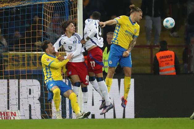 Braunschweig vs HSV, 2 BL Braunschweig, 08 11 2024, FOOTBALL Eintracht Braunschweig vs Hamburger SV, 2 BL, Season 2024 25 Ermin Bicakcic Eintracht Braunschweig , Davie Selke Hamburger SV , Kevin Ehlers Eintracht Braunschweig Braunschweig