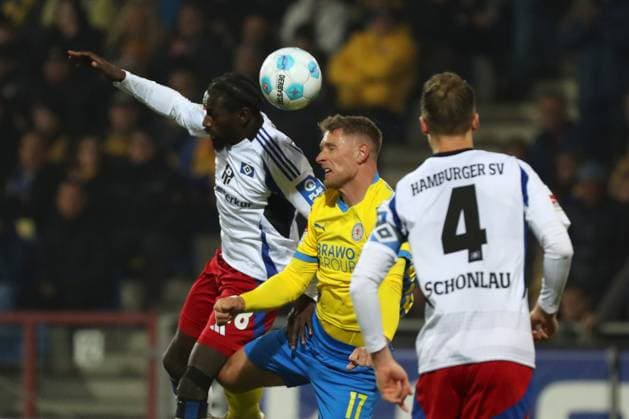 Braunschweig vs HSV, 2 BL Braunschweig, 08 11 2024, FOOTBALL Eintracht Braunschweig vs Hamburger SV, 2 BL, Season 2024 25 Bakery Jatta Hamburger SV , Sebastian Polter Eintracht Braunschweig , Sebastian Schonlau Hamburger SV Braunschweig