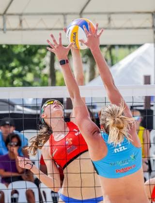 (241109) -- LAGUNA PROVINCE, Nov. 9, 2024 -- Stefanie Fejes (L) of Australia competes against Shaunna Polley of New Zealand during the women s quarterfinals match between Stefanie Fejes Jana Milutinovic of Australia and Shaunna Polley Olivia MacDonald of New Zealand at the Asian Volleyball Confederation (AVC) 2024 Asian Senior Beach volleyball, Beachvolleyball Championships in Laguna Province, the Philippines, on Nov. 9, 2024. ) (SP)PHILIPPINES-LAGUNA PROVINCE-AVC 2024 ASIAN SENIOR BEACH VOLLEYBALL CHAMPIONSHIPS ROUELLExUMALI 