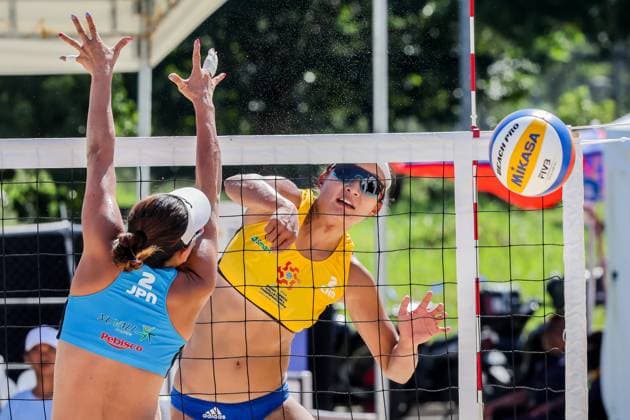 (241109) -- LAGUNA PROVINCE, Nov. 9, 2024 -- Xia Xinyi (R) of China competes against Maruyama Saki of Japan during the women s semifinal between Wang Jingzhe Xia Xinyi of China and Shiba Asami Maruyama Saki of Japan at the Asian Volleyball Confederation (AVC) 2024 Asian Senior Beach volleyball, Beachvolleyball Championships in Laguna Province, the Philippines, Nov. 9, 2024. ) (SP)PHILIPPINES-LAGUNA PROVINCE-AVC 2024 ASIAN SENIOR BEACH VOLLEYBALL CHAMPIONSHIPS RouellexUmali 