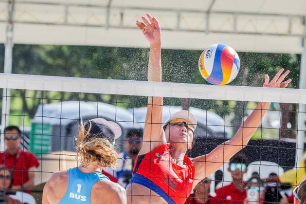(241109) -- LAGUNA PROVINCE, Nov. 9, 2024 -- Xue Chen (R) of China competes against Stefanie Fejes of Australia during women s semifinal match between Xue Chen Zeng Jinjin of China and Stefanie Fejes Jana Milutinovic of Australia at the Asian Volleyball Confederation (AVC) 2024 Asian Senior Beach volleyball, Beachvolleyball Championships in Laguna Province, the Philippines, Nov. 9, 2024. ) (SP)PHILIPPINES-LAGUNA PROVINCE-AVC 2024 ASIAN SENIOR BEACH VOLLEYBALL CHAMPIONSHIPS RouellexUmali 