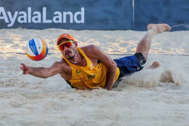 (241109) -- LAGUNA PROVINCE, Nov. 9, 2024 -- Alireza Aghajanighasab of Iran tries to save the ball during the men s semifinal match between Abbas Pourasgari Alireza Aghajanighasab of Iran and Mark Nicolaidis Izac Carracher of Australia at the Asian Volleyball Confederation (AVC) 2024 Asian Senior Beach volleyball, Beachvolleyball Championships in Laguna Province, the Philippines, on Nov. 9, 2024. ) (SP)PHILIPPINES-LAGUNA PROVINCE-AVC 2024 ASIAN SENIOR BEACH VOLLEYBALL CHAMPIONSHIPS-SEMIFINALS RouellexUmali 