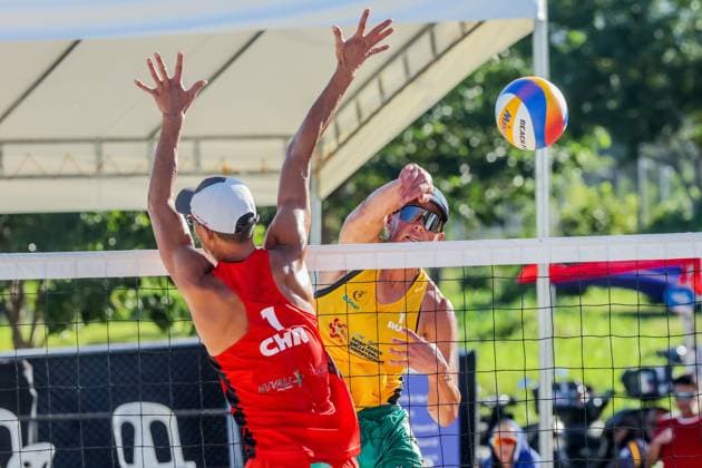 (241109) -- LAGUNA PROVINCE, Nov. 9, 2024 -- Wu Jiaxin (L) of China competes against D Artagnan Potts of Australia during the men s semifinal match between Wu Jiaxin Halikejiang of China and D Artagnan Potts Jack Pearse of Australia at the Asian Volleyball Confederation (AVC) 2024 Asian Senior Beach volleyball, Beachvolleyball Championships in Laguna Province, the Philippines, Nov. 9, 2024. ) (SP)PHILIPPINES-LAGUNA PROVINCE-AVC 2024 ASIAN SENIOR BEACH VOLLEYBALL CHAMPIONSHIPS-SEMIFINALS RouellexUmali 