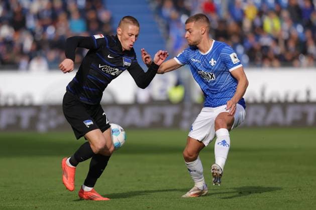 2024 11 09 xJFAx 2 Bundesliga SV Darmstadt 98 Hertha BSC v l , Pal Dardai Hertha BSC , Fabian Nürnberger SV Darmstadt 98 , Zweikampf, Action, Aktion, Battles for the Ball DFL DFB REGULATIONS PROHIBIT ANY USE OF PHOTOGRAPHS as IMAGE SEQUENCES and or QUASI VIDEO Copyright: JoaquimxFerreira