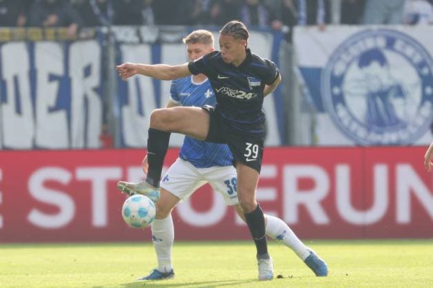 09 11 2024, xtvx, Fußball 2 Bundesliga, SV Darmstadt 98 Hertha BSC Berlin emspor, v l Zweikampf, Duell, duel, tackle, compete Clemens Riedel SV Darmstadt 98 Derry Scherhant Hertha BSC Berlin DFL DFB REGULATIONS PROHIBIT ANY USE OF PHOTOGRAPHS as IMAGE SEQUENCES and or QUASI VIDEO Darmstadt