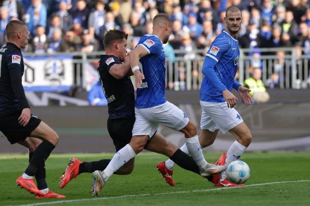 2024 11 09 xJFAx 2 Bundesliga SV Darmstadt 98 Hertha BSC v l , Florian Niederlechner Hertha BSC scores the goal to make it 0 1, Fabian Nürnberger SV Darmstadt 98 is late DFL DFB REGULATIONS PROHIBIT ANY USE OF PHOTOGRAPHS as IMAGE SEQUENCES and or QUASI VIDEO Copyright: JoaquimxFerreira