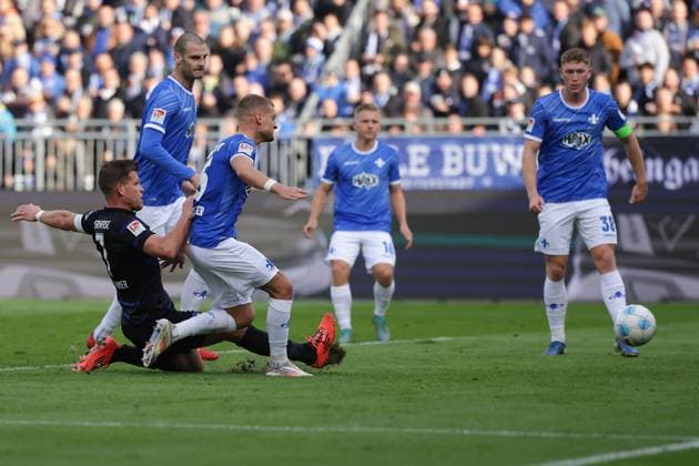 2024 11 09 xJFAx 2 Bundesliga SV Darmstadt 98 Hertha BSC v l , Florian Niederlechner Hertha BSC scores the goal to make it 0 1, Fabian Nürnberger SV Darmstadt 98 is late DFL DFB REGULATIONS PROHIBIT ANY USE OF PHOTOGRAPHS as IMAGE SEQUENCES and or QUASI VIDEO Copyright: JoaquimxFerreira