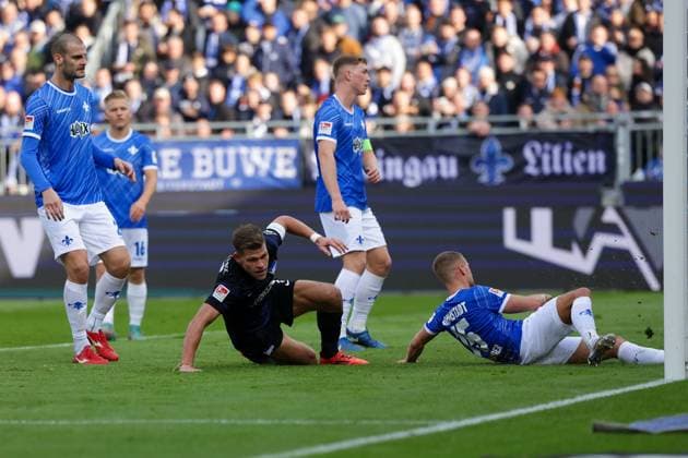 2024 11 09 xJFAx 2 Bundesliga SV Darmstadt 98 Hertha BSC v l , Florian Niederlechner Hertha BSC shoots the goal to 0 1, Fabian Nürnberger SV Darmstadt 98 comes too late, Goal celebration, celebrate the goal DFL DFB REGULATIONS PROHIBIT ANY USE OF PHOTOGRAPHS as IMAGE SEQUENCES and or QUASI VIDEO Copyright: JoaquimxFerreira