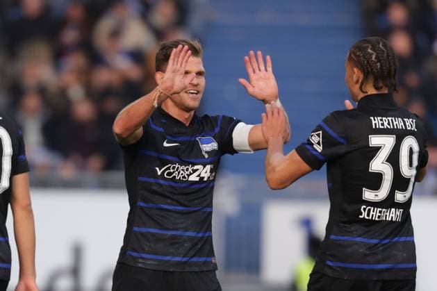 2024 11 09 xJFAx 2 Bundesliga SV Darmstadt 98 Hertha BSC v l , Florian Niederlechner Hertha BSC , Derry Lionel Scherhant Hertha BSC , Torjubel, Goal celebration, celebrate the goal DFL DFB REGULATIONS PROHIBIT ANY USE OF PHOTOGRAPHS as IMAGE SEQUENCES and or QUASI VIDEO Copyright: JoaquimxFerreira
