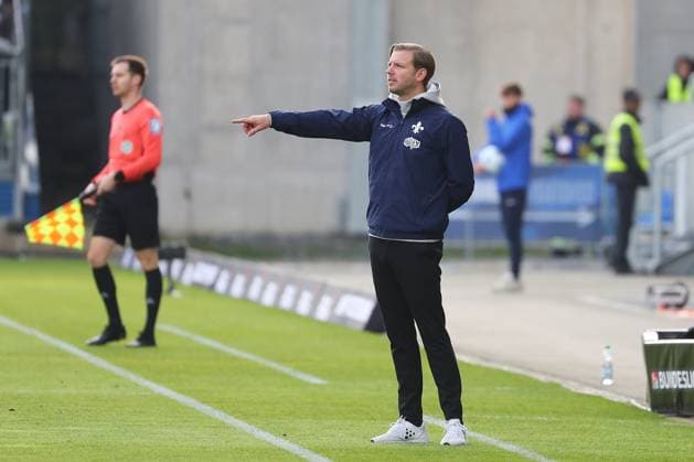 09 11 2024, xtvx, Fußball 2 Bundesliga, SV Darmstadt 98 Hertha BSC Berlin emspor, v l Trainer Florian Kohfeldt SV Darmstadt 98 gibt Anweisungen, gestikuliert, mit den Armen gestikulieren gives instructions, gesticulates DFL DFB REGULATIONS PROHIBIT ANY USE OF PHOTOGRAPHS as IMAGE SEQUENCES and or QUASI VIDEO Darmstadt