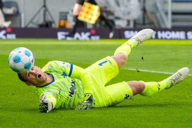 Goalkeeper Marcel Schuhen SV Darmstadt 98, 01 can only watch the ball 09 11 2024 2 Bundesliga, Season 24 25 SV Darmstadt 98 vs Hertha BSC Berlin, Stadion am Boellenfalltor, emonline, emspor,