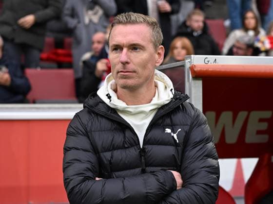 Interimstrainer Leonhard Haas (Greuther Fuerth) schaut waehrend des Spiels der 2. Bundesliga zwischen dem 1. FC Köln und SpVgg Greuther Fürth im RheinEnergieStadion am 09. November 2024 in Köln, Deutschland. (Foto von Ralf Treese DeFodi Images) +++ Interimstrainer Leonhard Haas (Greuther Fuerth) looks on during the 2. Bundesliga match between 1. FC Köln and SpVgg Greuther Fürth at RheinEnergieStadion on November 9, 2024 in Cologne, Germany. (Photo by Ralf Treese DeFodi Images) DFB DFL REGULATIONS PROHIBIT ANY USE OF PHOTOGRAPHS AS IMAGE SEQUENCES AND OR QUASI-VIDEO. not used in POL SRB CRO FRA GBR NED ITA USA Defodi-521_KOEFUE20241109_027 *** Interim coach Leonhard Haas Greuther Fuerth looks on during the 2 Bundesliga match between 1 FC Köln and SpVgg Greuther Fürth at RheinEnergieStadion on November 09, 2024 in Cologne, Germany Photo by Ralf Treese DeFodi Images Interim coach Leonhard Haas Greuther Fuerth looks on during the 2 Bundesliga match between 1 FC Köln and SpVgg Greuther Fürth at RheinEnergieStadion on November 9, 2024 in Cologne, Germany Photo by Ralf Treese DeFodi Images DFB DFL REGULATIONS PROHIBIT ANY USE OF PHOTOGRAPHS AS IMAGE SEQUENCES AND OR QUASI VIDEO not used in POL SRB CRO FRA GBR NED ITA USA Defodi 521 KOEFUE20241109 027 Defodi-521 not used in POL SRB CRO FRA GBR NED ITA USA DFB DFL REGULATIONS PROHIBIT ANY USE OF PHOTOGRAPHS AS IMAGE SEQUENCES AND OR QUASI-VIDEO.