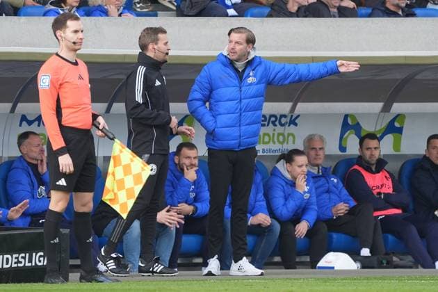 Coach Florian Kohfeldt SV Darmstadt 98 gets upset and complains to the 4 officials 09 11 2024 2 Bundesliga, Season 24 25 SV Darmstadt 98 vs Hertha BSC Berlin, Stadion am Boellenfalltor, emonline, emspor,