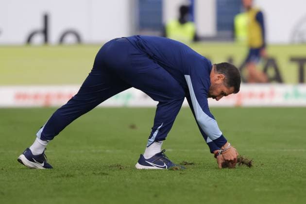2024 11 09 xJFAx 2 Bundesliga SV Darmstadt 98 Hertha BSC v l , Coach Cristian Fiel Hertha BSC mends the turf during the injury break DFL DFB REGULATIONS PROHIBIT ANY USE OF PHOTOGRAPHS as IMAGE SEQUENCES and or QUASI VIDEO Copyright: JoaquimxFerreira