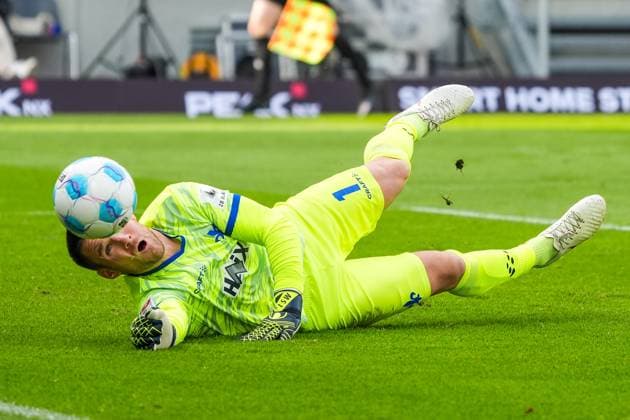 Goalkeeper Marcel Schuhen SV Darmstadt 98, 01 can only watch the ball 09 11 2024 2 Bundesliga, Season 24 25 SV Darmstadt 98 vs Hertha BSC Berlin, Stadion am Boellenfalltor, emonline, emspor,