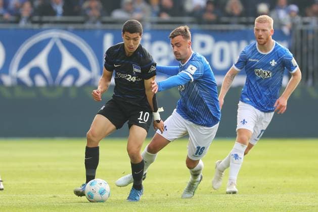 09 11 2024, xtvx, Fußball 2 Bundesliga, SV Darmstadt 98 Hertha BSC Berlin emspor, v l Zweikampf, Duell, duel, tackle, compete Ibrahim Maza Hertha BSC Berlin Philipp Foerster SV Darmstadt 98 DFL DFB REGULATIONS PROHIBIT ANY USE OF PHOTOGRAPHS as IMAGE SEQUENCES and or QUASI VIDEO Darmstadt