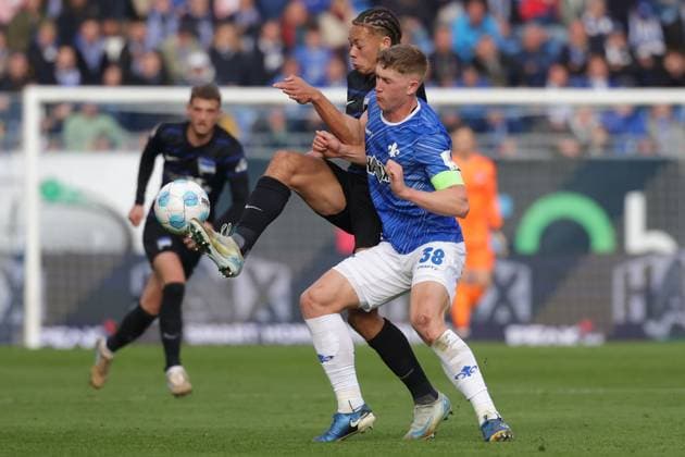 2024 11 09 xJFAx 2 Bundesliga SV Darmstadt 98 Hertha BSC v l , Derry Lionel Scherhant Hertha BSC , Clemens Riedel SV Darmstadt 98 , Zweikampf, Action, Aktion, Battles for the Ball DFL DFB REGULATIONS PROHIBIT ANY USE OF PHOTOGRAPHS as IMAGE SEQUENCES and or QUASI VIDEO Copyright: JoaquimxFerreira