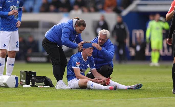 09 11 2024, xdcx, Fussball 2 Bundesliga, SV Darmstadt 98 Hertha BSC Berlin, emonline, emspor, despor, v l , Isac Lidberg SV Darmstadt 98 is treated for a laceration to the head DFL DFB REGULATIONS PROHIBIT ANY USE OF PHOTOGRAPHS AS IMAGE SEQUENCES AND OR QUASI VIDEO Copyright: HMBxMedia Claus