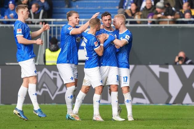 celebrate the goal, goal celebration for 1 1 Philipp Förster SV Darmstadt 98, 18 09 11 2024 2 Bundesliga, season 24 25 SV Darmstadt 98 vs Hertha BSC Berlin, Stadion am Boellenfalltor, emonline, emspor,