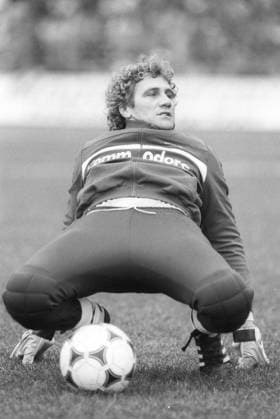 Archivbilder der Woche SPORT KW45 Jean Marie Pfaff) (Fußballspieler) 02 86 ru Jean Marie Pfaff während des Bundesligaspiels Hannover 96 gegen FC Bayern München im Niedersachsenstadion Hannover am 1. Februar 1986 Belgien belgisch belgischer Mann Fußball Fußballer Torwart german soccer player goalkeeper hoch Dehnungsübung sw *** Jean Marie Pfaff soccer player 02 86 ru Jean Marie Pfaff during the Bundesliga match Hannover 96 against FC Bayern Munich at the Niedersachsenstadion Hannover on February 1, 1986 Belgium belgian belgian man football soccer player goalkeeper sport german soccer player goalkeeper high stretching exercise sw