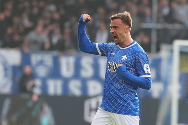 09 11 2024, xtvx, Fußball 2 Bundesliga, SV Darmstadt 98 Hertha BSC Berlin emspor, v l Goal scored, Tor zum 1 1 Philipp Foerster SV Darmstadt 98 Philipp Foerster SV Darmstadt 98 Torjubel, Goal celebration, celebrate the goal, celebrates scoring DFL DFB REGULATIONS PROHIBIT ANY USE OF PHOTOGRAPHS as IMAGE SEQUENCES and or QUASI VIDEO Darmstadt