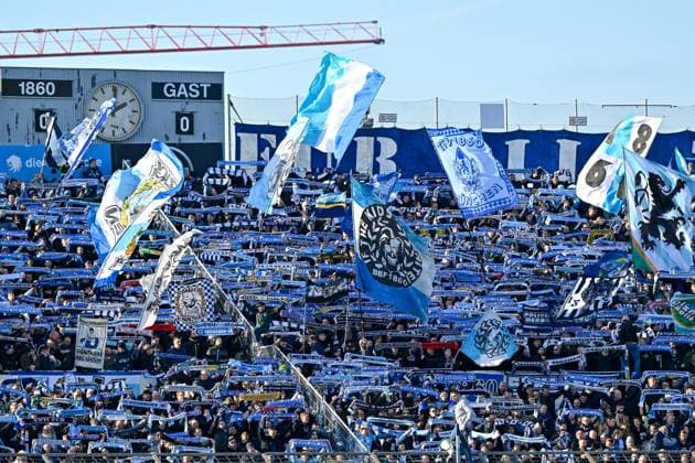 Fans of TSV 1860 Munich show their scarf, wave flags and make mood, fans, audience, spectators, mood, atmosphere, stadium, 09 11 2024, Munich Germany , football, 3 Liga, TSV 1860 Munich SV Waldhof Mannheim, DFB DFL REGULATIONS PROHIBIT ANY USE OF PHOTOGRAPHS AS IMAGE SEQUENCES AND OR QUASI VIDEO xslx