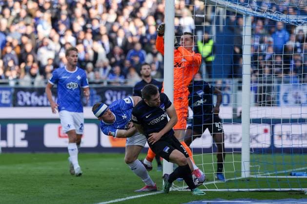2024 11 09 xJFAx 2 Bundesliga SV Darmstadt 98 Hertha BSC v l , Isac Alexi Sivert Lidberg SV Darmstadt 98 heads the goal to 2 1, Florian Niederlechner Hertha BSC , Goalkeeper Tjark Ernst Hertha BSC DFL DFB REGULATIONS PROHIBIT ANY USE OF PHOTOGRAPHS as IMAGE SEQUENCES and or QUASI VIDEO Copyright: JoaquimxFerreira