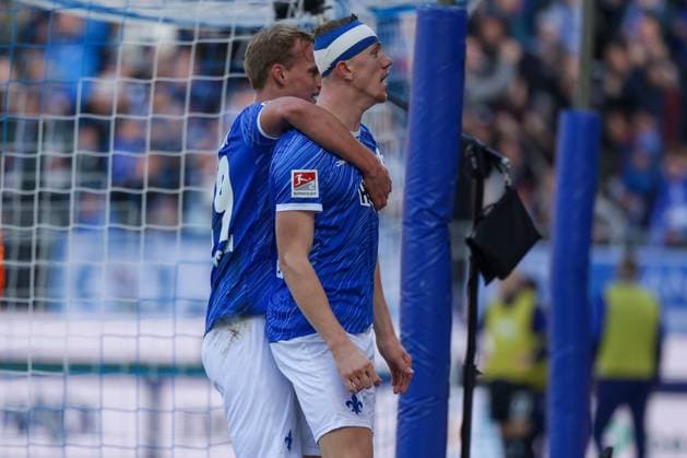 2024 11 09 xJFAx 2 Bundesliga SV Darmstadt 98 Hertha BSC v l ,Oscar Vilhmsson SV Darmstadt 98 , Isac Alexi Sivert Lidberg SV Darmstadt 98 Torjubel, Goal celebration, celebrate the goal DFL DFB REGULATIONS PROHIBIT ANY USE OF PHOTOGRAPHS as IMAGE SEQUENCES and or QUASI VIDEO Copyright: JoaquimxFerreira