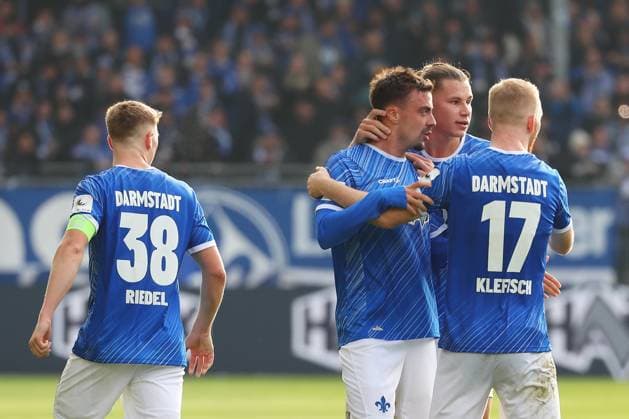 09 11 2024, xtvx, Fußball 2 Bundesliga, SV Darmstadt 98 Hertha BSC Berlin emspor, v l Goal scored, Tor zum 1 1 Philipp Foerster SV Darmstadt 98 Philipp Foerster SV Darmstadt 98 Torjubel, Goal celebration, celebrate the goal, celebrates scoring Philipp Foerster SV Darmstadt 98 Kai Klefisch SV Darmstadt 98 DFL DFB REGULATIONS PROHIBIT ANY USE OF PHOTOGRAPHS as IMAGE SEQUENCES and or QUASI VIDEO Darmstadt
