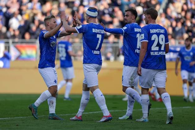 2024 11 09 xJFAx 2 Bundesliga SV Darmstadt 98 Hertha BSC v l , Andreas Müller SV Darmstadt 98 , Isac Alexi Sivert Lidberg SV Darmstadt 98 , Philipp Förster SV Darmstadt 98 , Oscar Vilhmsson SV Darmstadt 98 Torjubel, Goal celebration, celebrate the goal DFL DFB REGULATIONS PROHIBIT ANY USE OF PHOTOGRAPHS as IMAGE SEQUENCES and or QUASI VIDEO Copyright: JoaquimxFerreira