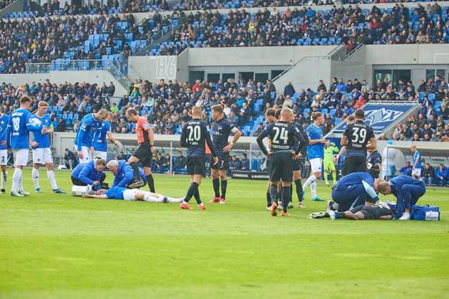 Isac Alexi Sivert Lindberg SV Darmstadt 98, 07 and Deyovaisio Evan Zeefuik Herta BSC, 42 lie injured on the ground after their collision and require treatment GER, SV Darmstadt 98 v Herta BSC, Soccer, 2 Bundesliga, Matchday 12, Season 2024 2025, 09 11 24 DFL REGULATES PROHIBIT ANY USE OF PHOTOGRAPHS AS IMAGE SEQUENCES AND OR QUASI VIDEO GER, SV Darmstadt 98 vs Herta BSC, Football, 2 Bundesliga, Matchday 12, Season 2024 2025, 09 11 24 Darmstadt Copyright: xGeraldxOelze-dexStoppany,xEibner-Pressefoto GeraldxOelze-dexStoppanyx EP-ODS