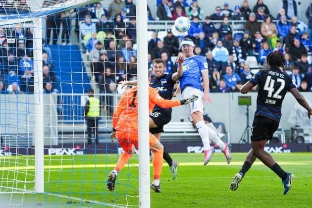 Isac Lidberg SV Darmstadt 98, 07 scores a headed goal with a turban due to a cut on his head to make it 2 1 09 11 2024 2 Bundesliga, season 24 25 SV Darmstadt 98 vs Hertha BSC Berlin, Stadion am Boellenfalltor, emonline, emspor,