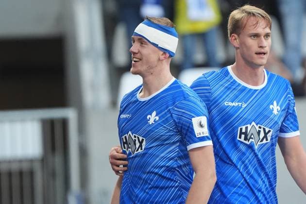Isac Lidberg SV Darmstadt 98, 07 scores a header with a turban due to a cut on his head to make it 2 1 and cheers 09 11 2024 2 Bundesliga, season 24 25 SV Darmstadt 98 vs Hertha BSC Berlin, Stadion am Boellenfalltor, emonline, emspor,
