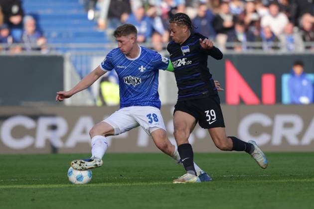2024 11 09 xJFAx 2 Bundesliga SV Darmstadt 98 Hertha BSC v l , Clemens Riedel SV Darmstadt 98 , Derry Lionel Scherhant Hertha BSC , Zweikampf, Action, Aktion, Battles for the Ball DFL DFB REGULATIONS PROHIBIT ANY USE OF PHOTOGRAPHS as IMAGE SEQUENCES and or QUASI VIDEO Copyright: JoaquimxFerreira