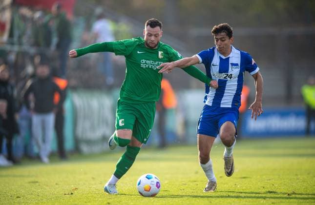 Soccer, Men, Season 2024 2025, Regionalliga Nordost 15 Matchday , Hertha BSC II BSG Chemie Leipzig, f l Janik Mäder Chemie Leipzig , Eliyas Strasner Hertha BSC II , 09 11 2024, Copyright: xSebastianxRäppold MatthiasxKochx