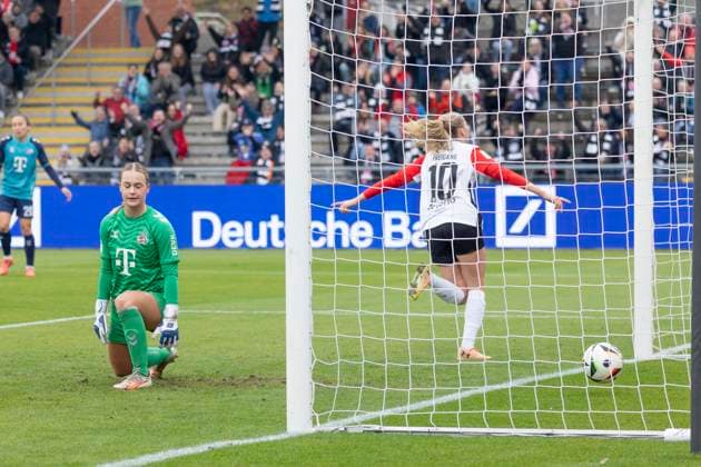 Google Pixel Womens Bundesliga Eintracht Frankfurt 1 FC Köln, 09 11 2024 Laura Freigang Eintracht Frankfurt 10 celebrates her goal for a 1 0 lead Josefine Osigus 1 FC Köln 24 is sad, Eintracht Frankfurt 1 FC Köln, Frankfurt, Stadion am Brentanobad, 9 11 2024 Copyright: xBEAUTIFULxSPORTS Gawlikx