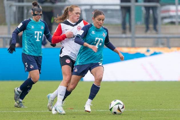 Google Pixel Womens Bundesliga Eintracht Frankfurt 1 FC Köln, 09 11 2024 Lisanne Gräwe Eintracht Frankfurt 8 Laura Feiersinger 1 FC Köln 27 in a duel for the ball, Eintracht Frankfurt 1 FC Köln, Frankfurt, Stadion am Brentanobad, 9 11 2024 Copyright: xBEAUTIFULxSPORTS Gawlikx