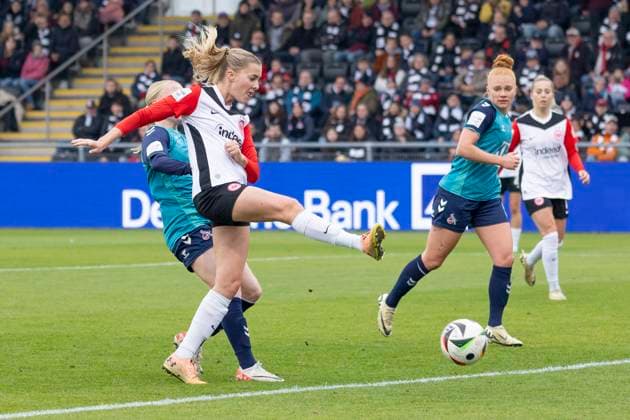 Google Pixel Womens Bundesliga Eintracht Frankfurt 1 FC Cologne, 09 11 2024 Laura Freigang Eintracht Frankfurt 10 shoots the ball into the goal for 1 0, lead, shot on goal, Eintracht Frankfurt 1 FC Cologne, Frankfurt, Stadion am Brentanobad, 9 11 2024 Copyright: xBEAUTIFULxSPORTS Gawlikx