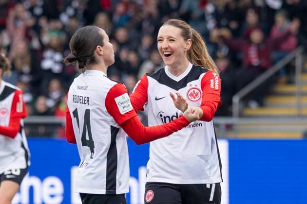 Google Pixel Womens Bundesliga Eintracht Frankfurt 1 FC Köln, 09 11 2024 Lara Prasnikar Eintracht Frankfurt 7 is happy for Geraldine Reuteler Eintracht Frankfurt 14 who scored the goal for 3 0, Eintracht Frankfurt 1 FC Köln, Frankfurt, Stadion am Brentanobad, 9 11 2024 Copyright: xBEAUTIFULxSPORTS Gawlikx