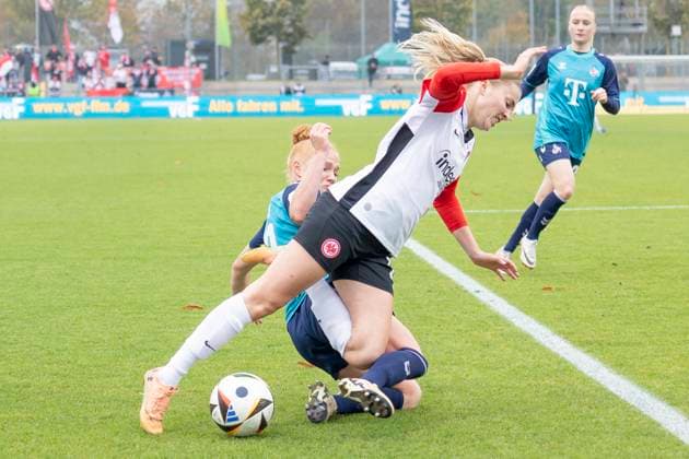 Google Pixel Womens Bundesliga Eintracht Frankfurt 1 FC Köln, 09 11 2024 Laura Vogt 1 FC Köln 8 Laura Freigang Eintracht Frankfurt 10 fighting for the ball, Eintracht Frankfurt 1 FC Köln, Frankfurt, Stadion am Brentanobad, 9 11 2024 Copyright: xBEAUTIFULxSPORTS Gawlikx